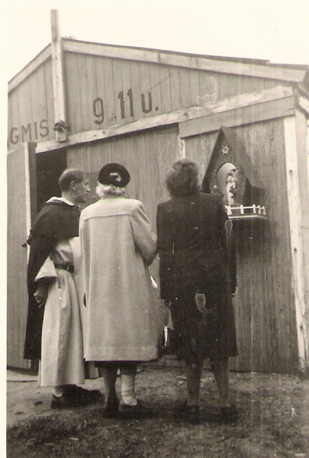 Mariabeeldje aan de houten barak, voorlopige kapel van Onze-Lieve-Vrouw ter Schelde, Antwerpen Linkeroever, gewijd op de vooravond van de meimaand 1952